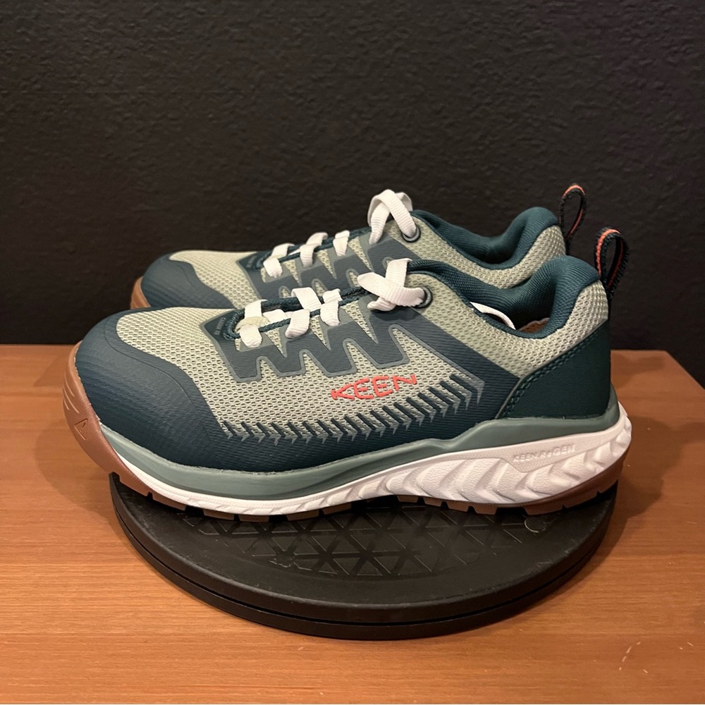 Keen Women’s Arvada Sea Moss Desert Sage Low Carbon Fiber Toe Utility Shoes 5 W